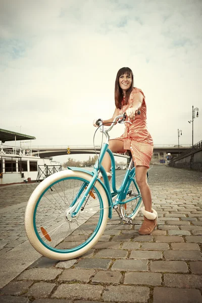 Senhora da cidade com bicicleta da cidade agradável — Fotografia de Stock