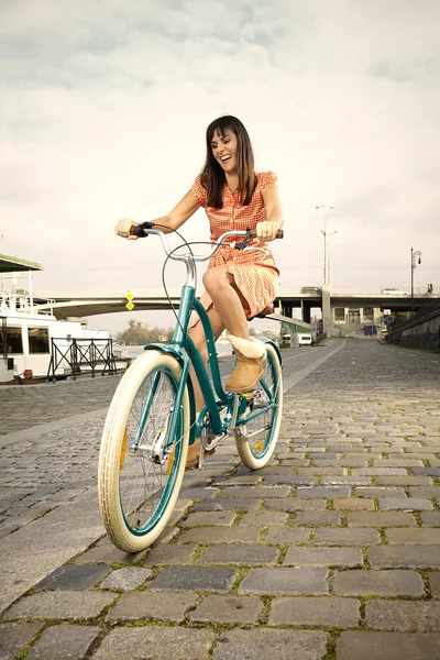 川の土手を自転車でかなりの女性 — ストック写真