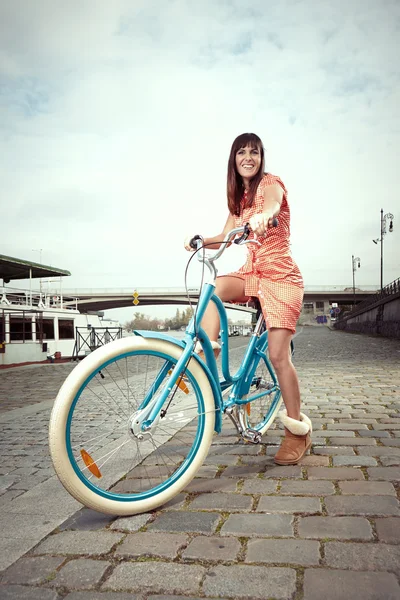 Mulher agradável na bicicleta retro — Fotografia de Stock