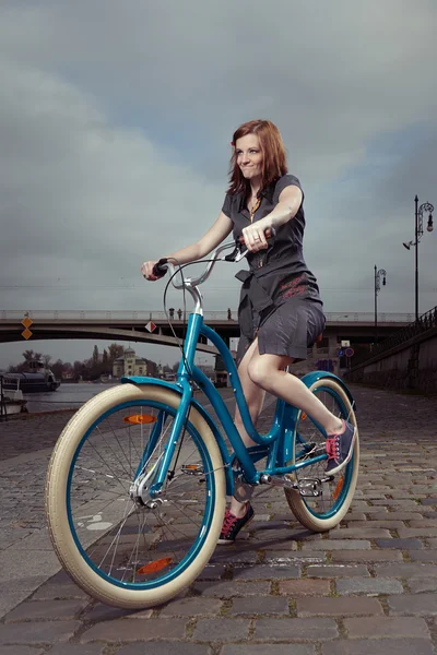 在自行车上微笑女孩 — 图库照片