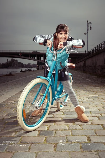 Retro senhora no bicicleta — Fotografia de Stock