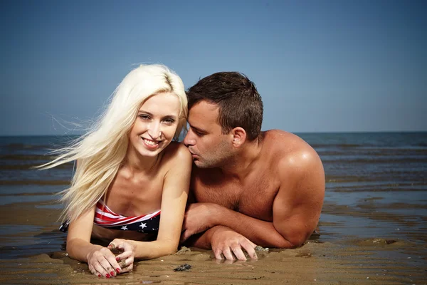 Kisses of love in summer sea — Stock Photo, Image