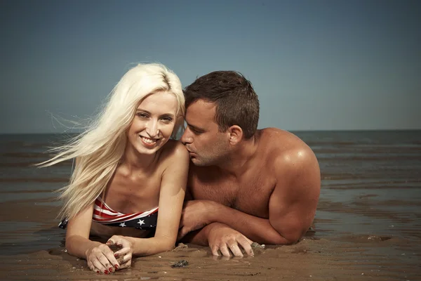 Summer loves - couple in sea — Stock Photo, Image