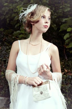 Güzel kız parkta poz