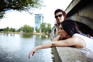 Arkadaşlar - dere Köprüsü kızlar