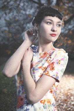 Soğuk tonlarda güzel kız