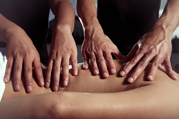 Massagem de quatro mãos — Fotografia de Stock
