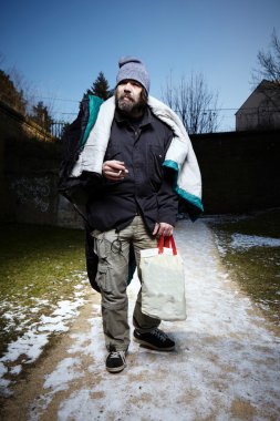 Kamu üzerinde yaşayan çirkin adam