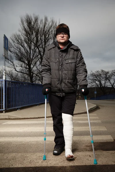 Man with crutches — Stock Photo, Image