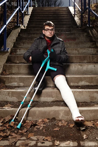 Moody homme avec jambe cassée — Photo