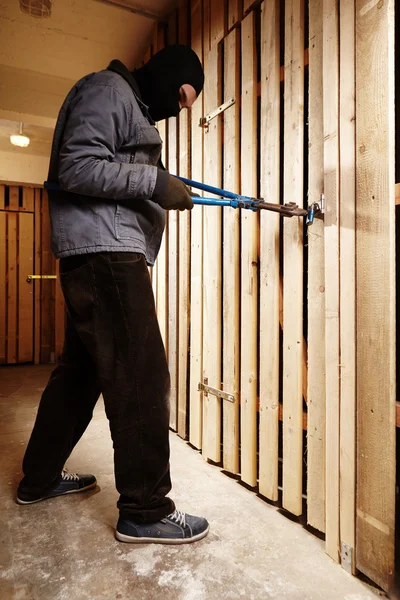 Ladrón abriendo puerta — Foto de Stock