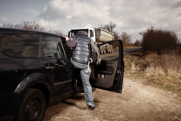 Hitch-hiker boarding to car — Stock Photo, Image