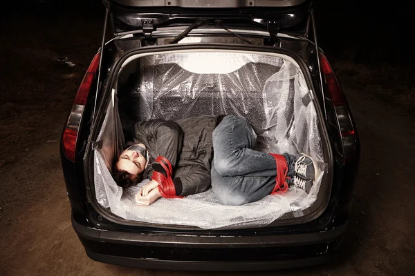 被绑架的搭便车者保税汽车后备箱里 — 图库照片
