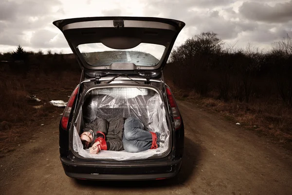 Homem vítima na bota do carro — Fotografia de Stock