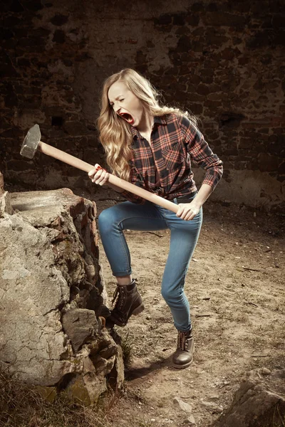 Girl and hammer — Stock Photo, Image