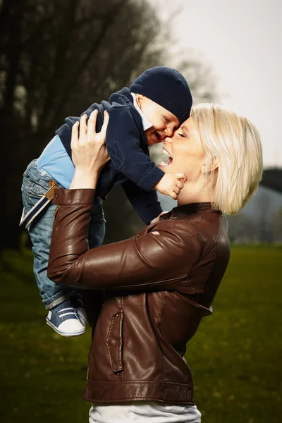 Segura-me, mãe. — Fotografia de Stock