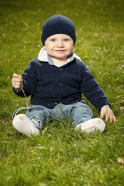 Sommarnattens leende liten pojke — Stockfoto