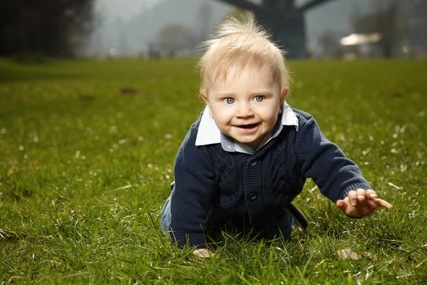 Buen chico en el prado de primavera —  Fotos de Stock