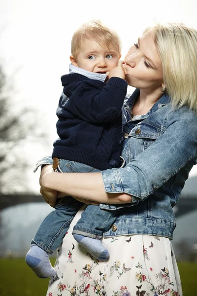 Mother kisses — Stock Photo, Image