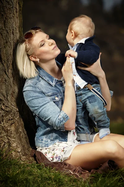 Mujer amando a su hijo — Foto de Stock