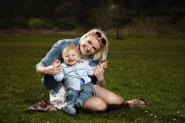 Bom casal de mãe e filho — Fotografia de Stock