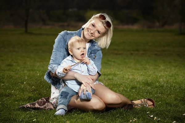 Mamma e il suo bambino — Foto Stock