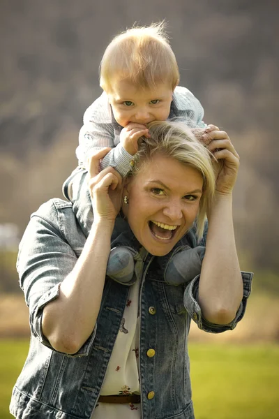 Mãe e seu bebê — Fotografia de Stock