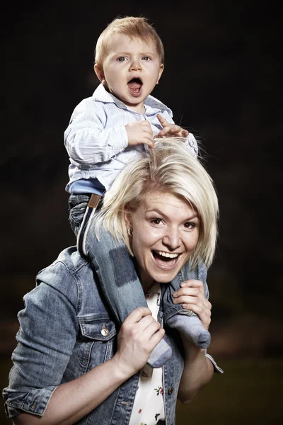 Madre e hijo —  Fotos de Stock