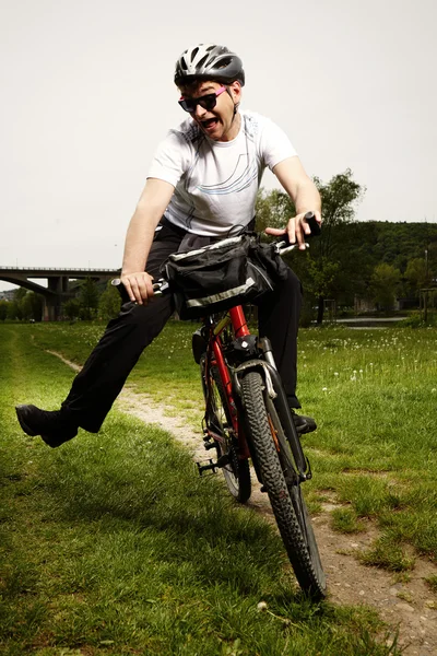 Hombre cayendo de bicicleta en viaje — Foto de Stock