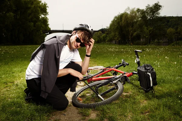 Han gör inte ike trasiga cykel — Stockfoto