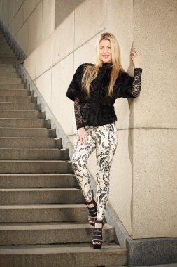 Sarışın moda model poz