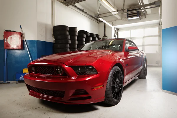 Luxusauto in der Garage — Stockfoto