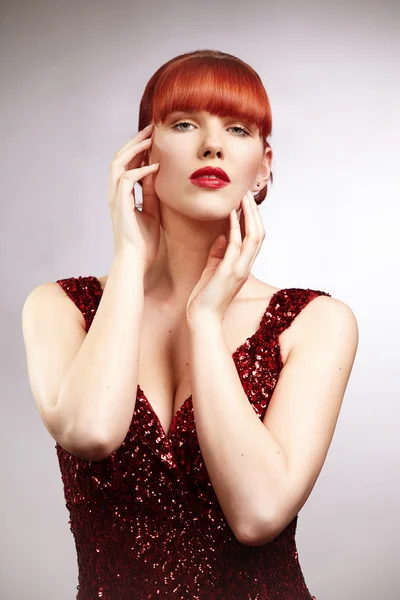 Menina bonita em vestido vermelho posando para retrato — Fotografia de Stock