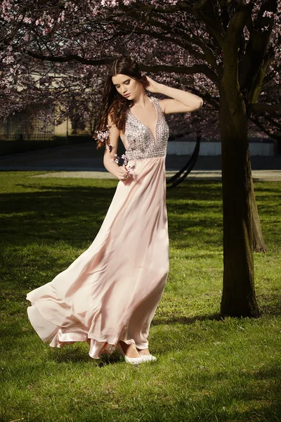 Pretty teen lady in spring park — Stock Photo, Image