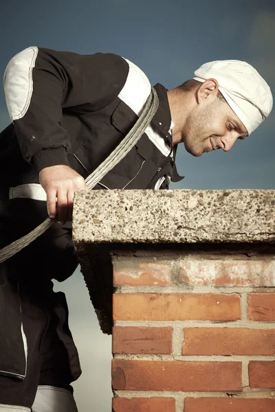 Schoorsteenveger mens op het werk buiten — Stockfoto