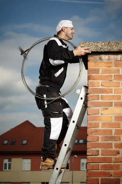 Baca süpürme işini yaparken