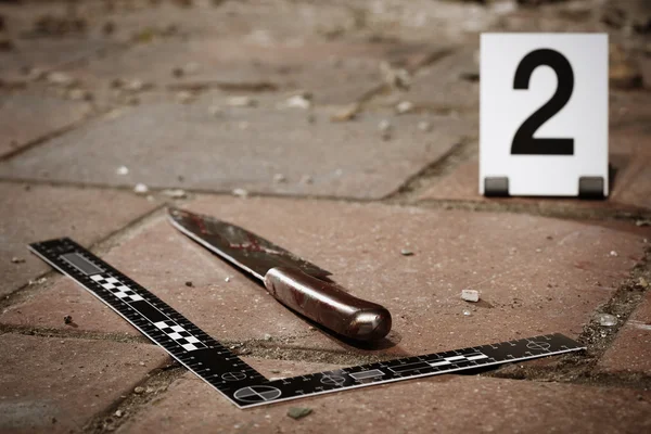CSI - investigación de la escena del crimen - cuchillo sangriento — Foto de Stock