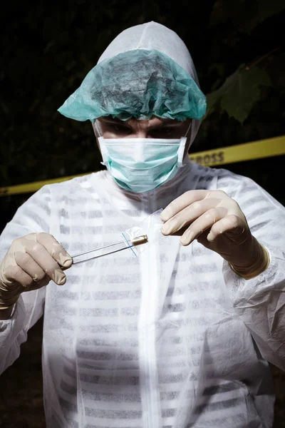 Criminologist collecting evidence — Stock Photo, Image