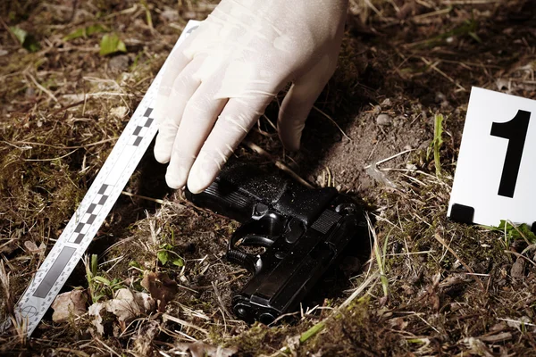 Pistol på marken — Stockfoto