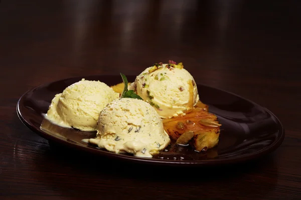 Вкусное ванильное мороженое на тарелке — стоковое фото