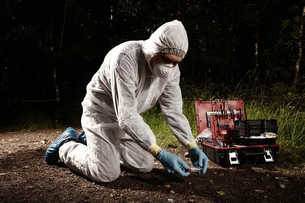 Man at work on crime scene — Stockfoto