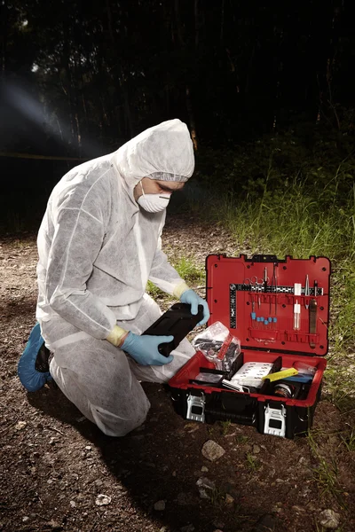 Criminologist working on crime scene — Stockfoto