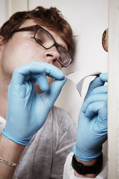 Preparing gel lifter for fingerprint — Φωτογραφία Αρχείου