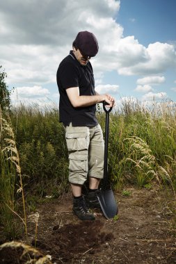 Orada-ecek var olmak bir şey gizli