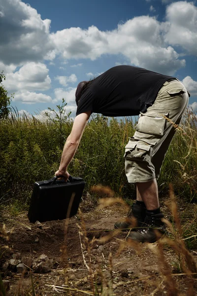 Criminal in fields hiding drugs i s — Stockfoto