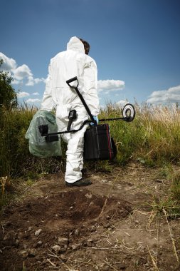 Criminologist technician leaving place of find