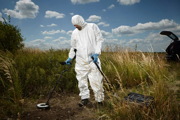 Criminoloog technicus werken met metaaldetector — Stockfoto