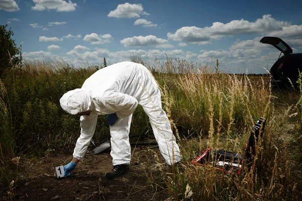 Criminologist technician exploring hiding place — Stockfoto