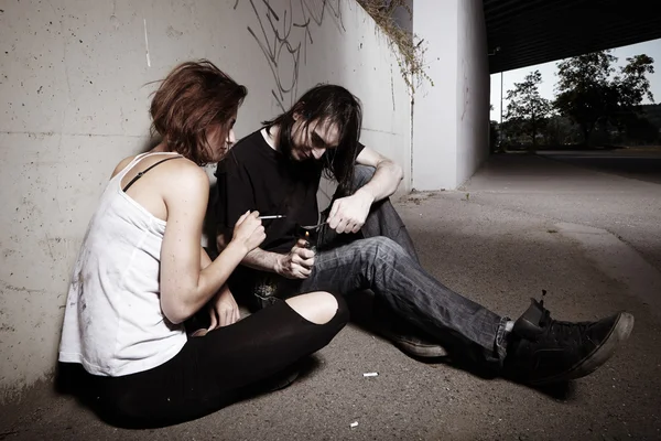 Uso de drogas - casal na calçada — Fotografia de Stock