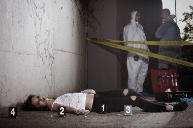 Teknisyenler olay yeri yakınındaki uyuşturucu kurban üzerinde